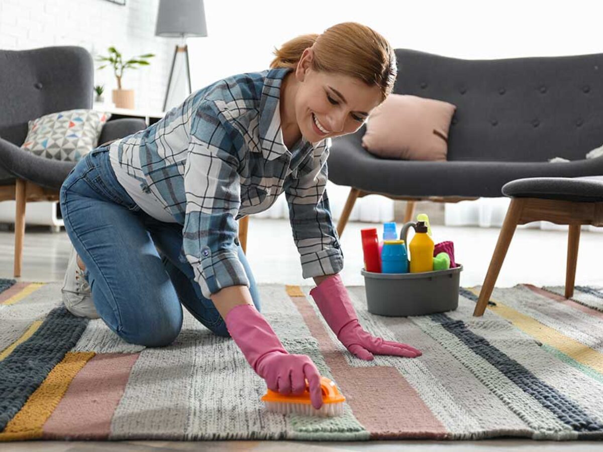 Come pulire e igienizzare i tappeti in casa senza rovinarli