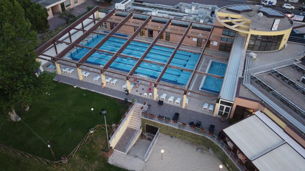 Physical Village Roma piscina aperta